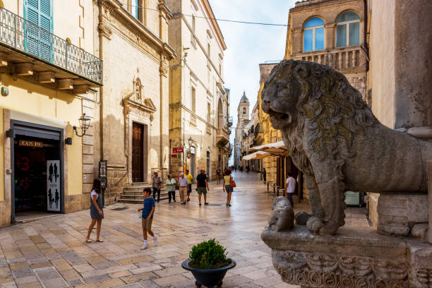Piazza Duomo ad Altamura con il leone in pietra della Cattedrale